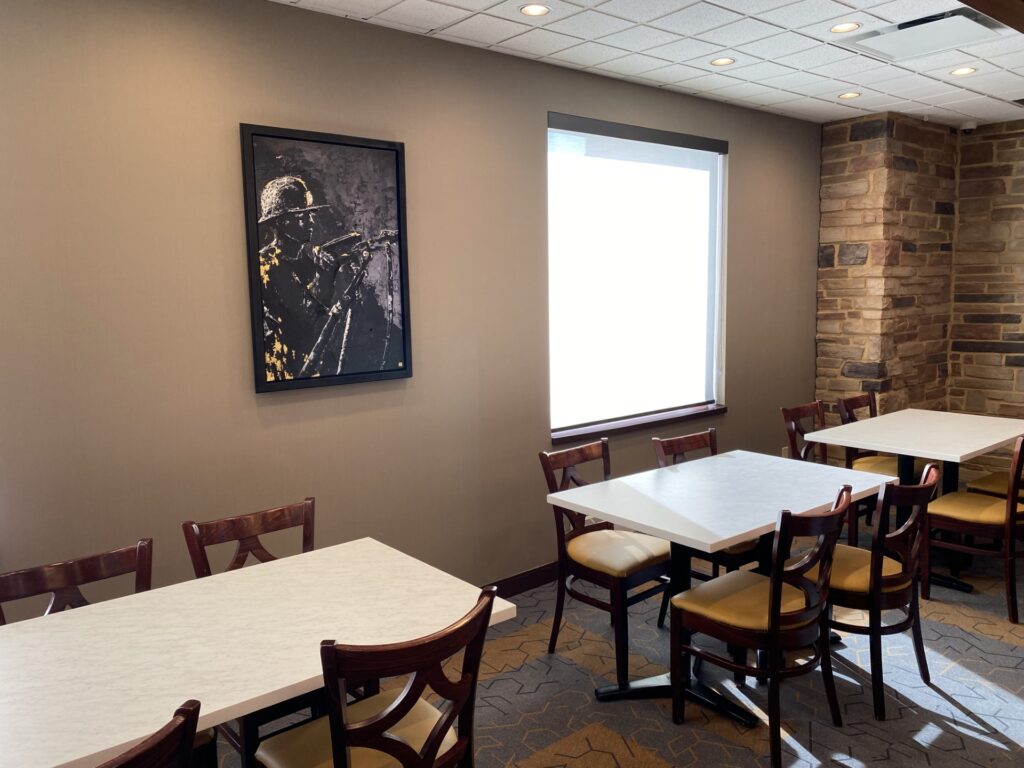 Le tableau Jack Leg de Julie Landry-Pletinckx, fièrement exposé dans le Lounge, où les clients peuvent apprécier le petit-déjeuner inclus chaque matin ou un café de spécialité à tout moment de la journée.